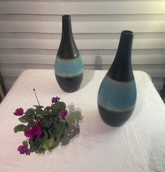 botella de ceramica color verde menta con gris marengo
