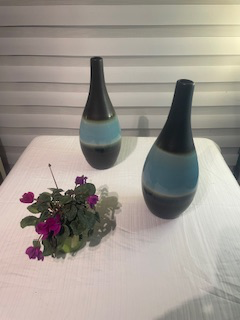 botella de ceramica color verde menta con gris marengo