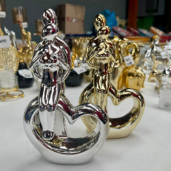 figura de enamorados color dorado