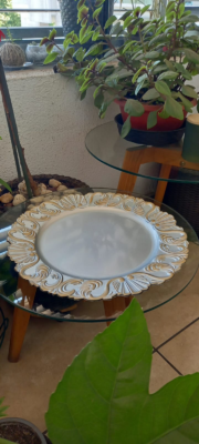 plato blanco dorado