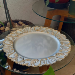 plato blanco dorado